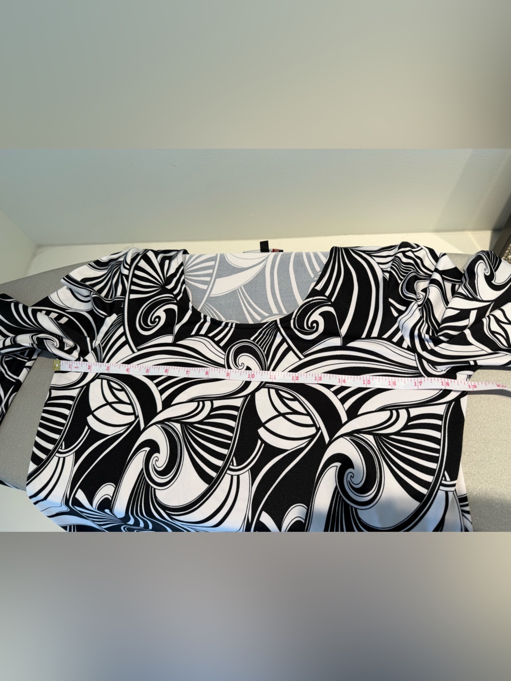 Laura Black & White Swirl Print Bell Sleeve Tunic Top Medium - Picture 6 of 7